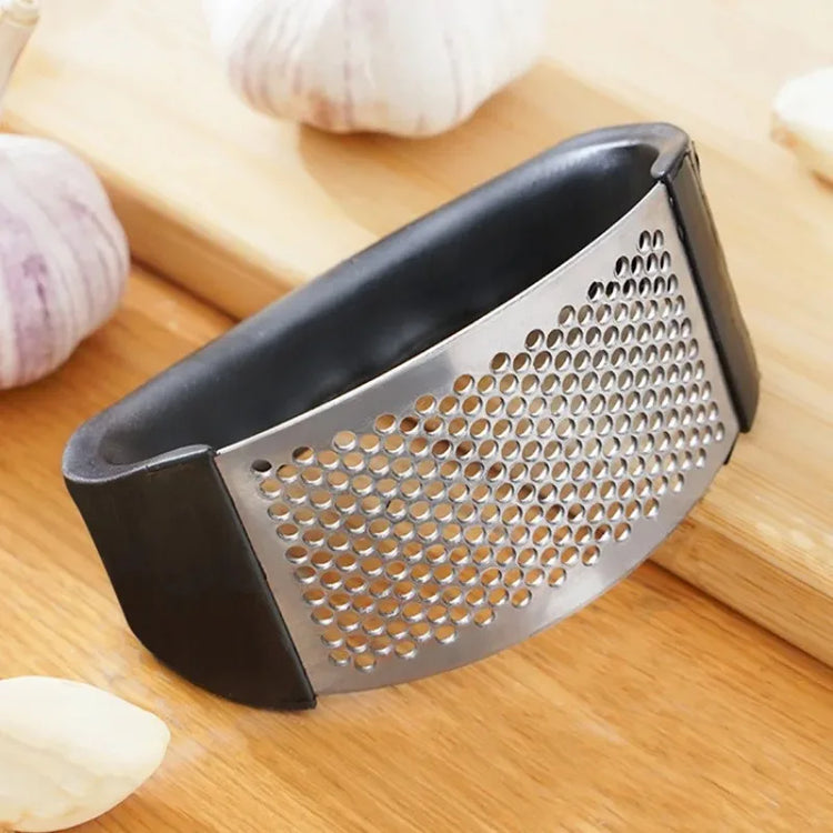 Manual garlic mincer designed for efficient garlic chopping