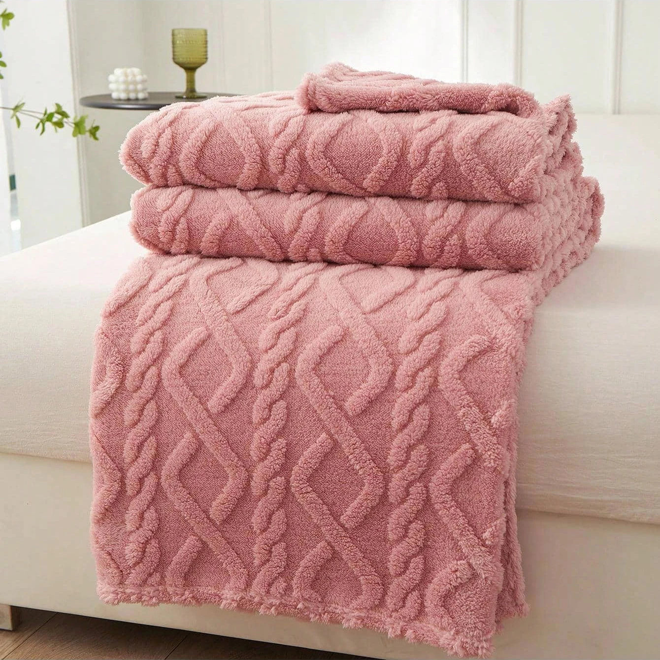 Single-layer coral fleece blanket, lightweight and soft for naps