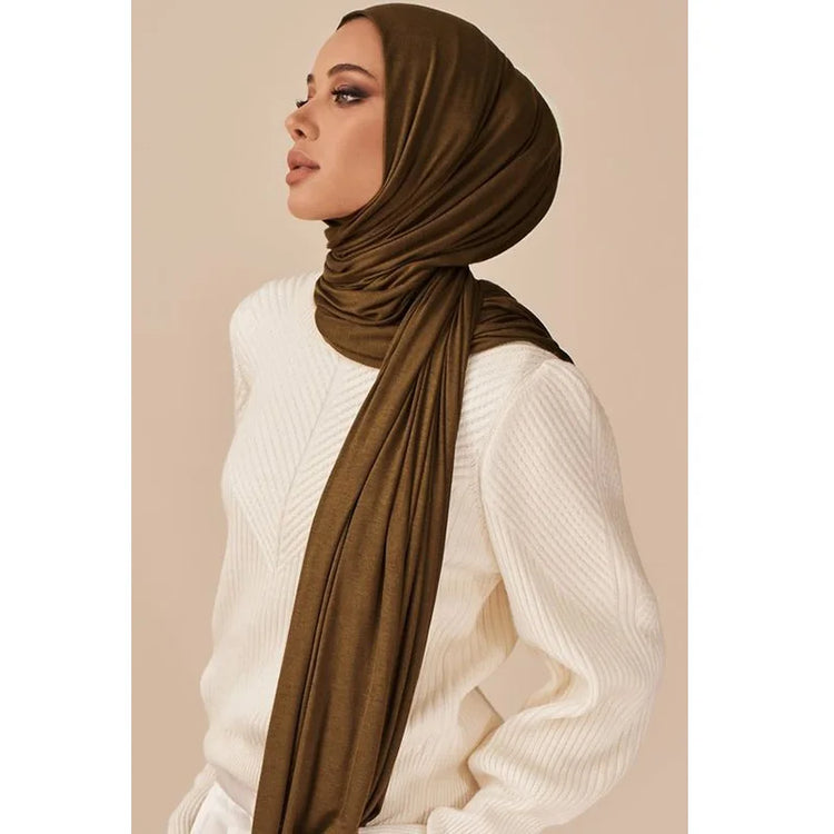 Long Muslim shawl made of modal cotton jersey fabric, wrapped elegantly around the head and ne