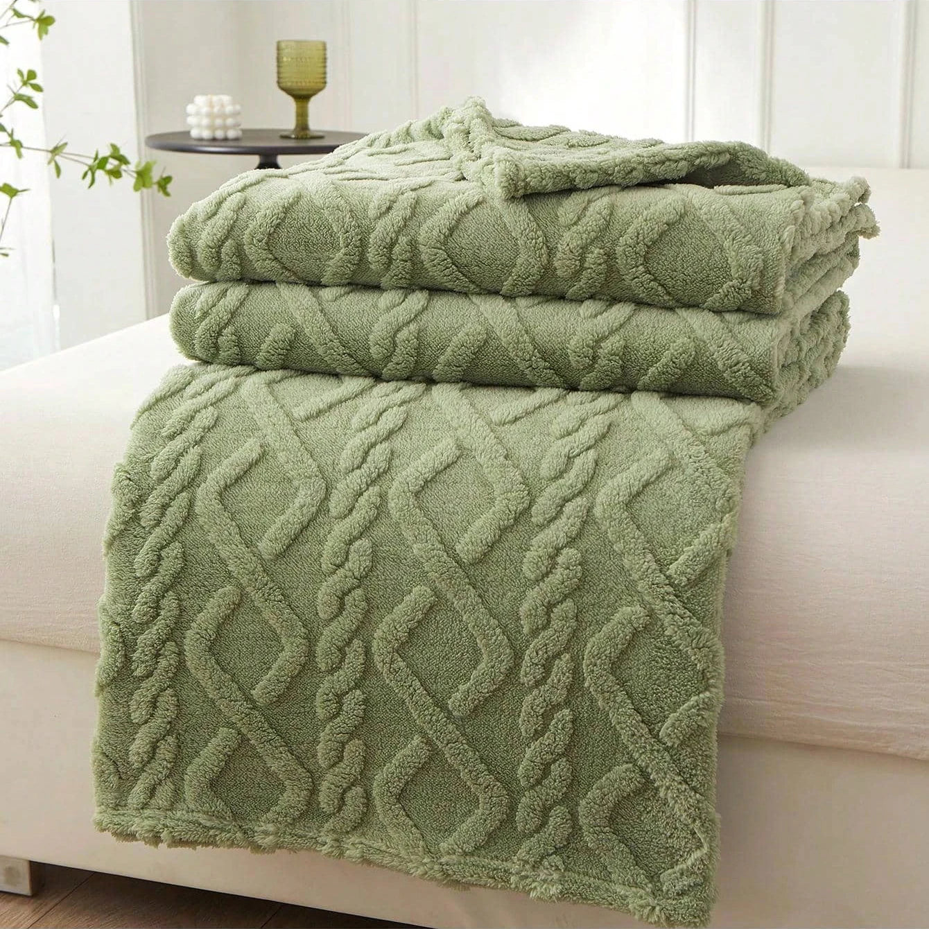 Single-layer coral fleece blanket, lightweight and soft for naps