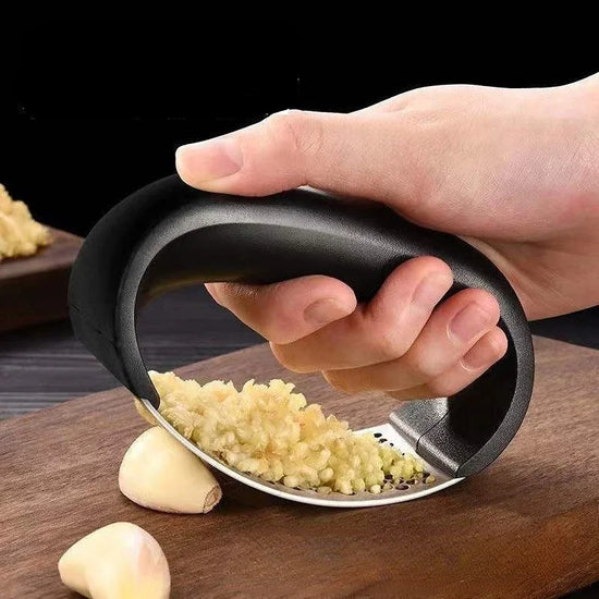 Manual garlic mincer designed for efficient garlic chopping