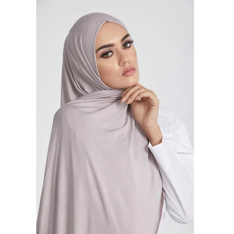 Long Muslim shawl made of modal cotton jersey fabric, wrapped elegantly around the head and ne