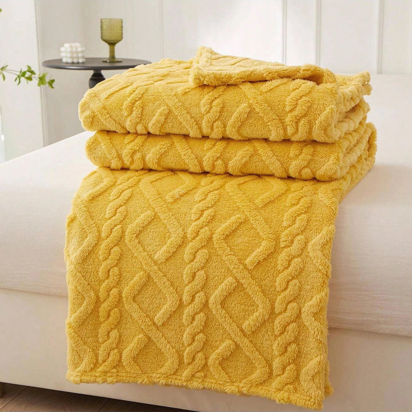 Single-layer coral fleece blanket, lightweight and soft for naps