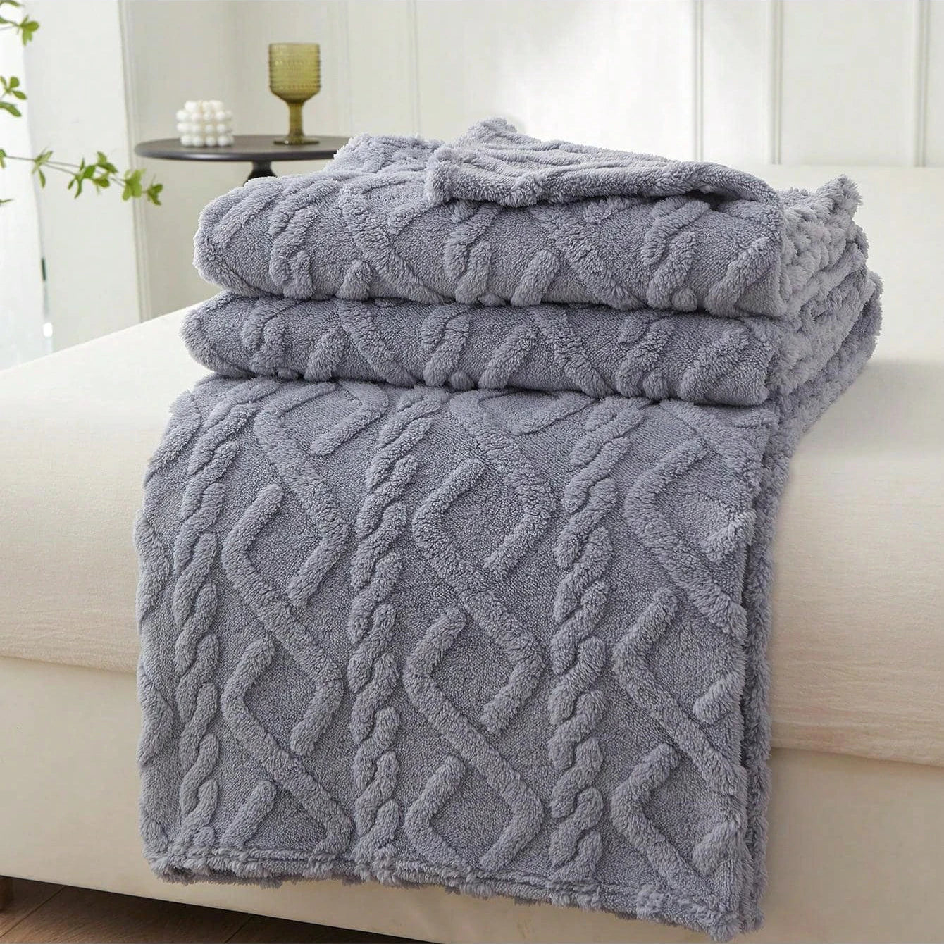 Single-layer coral fleece blanket, lightweight and soft for naps