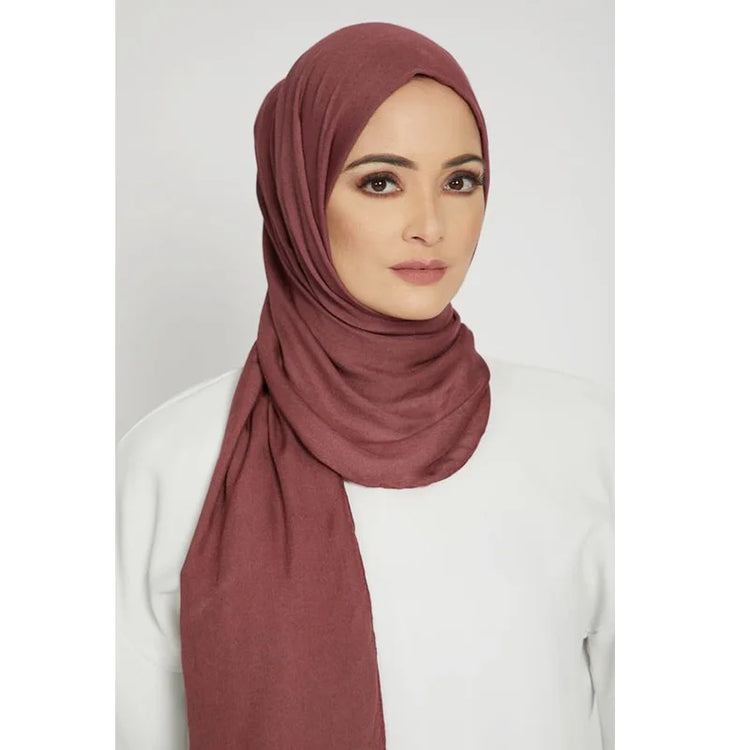 Long Muslim shawl made of modal cotton jersey fabric, wrapped elegantly around the head and ne
